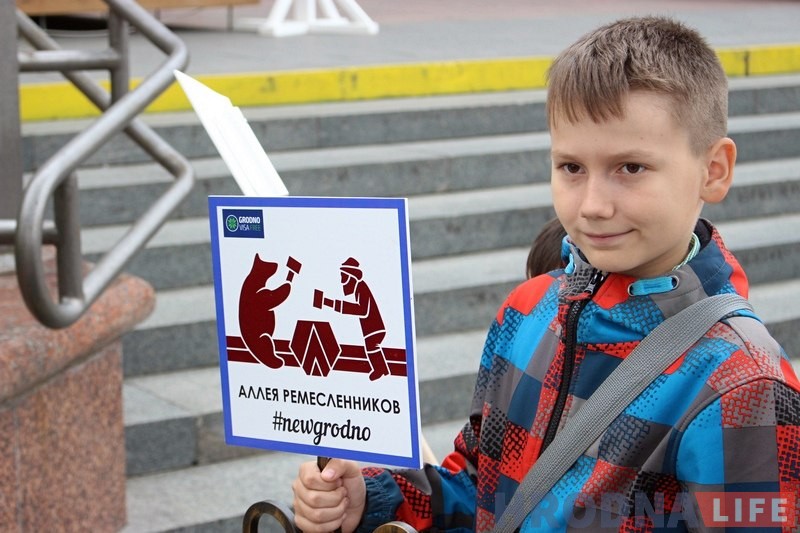 Сделать селфи, купить цветы и покормить голубей. В Гродно устанавливают очередную партию необычных дорожных знаков