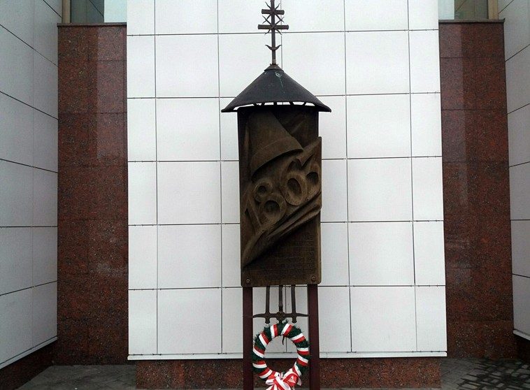 Памятный знак повстанцам 1863 года на железнодорожном вокзале в Гродно.