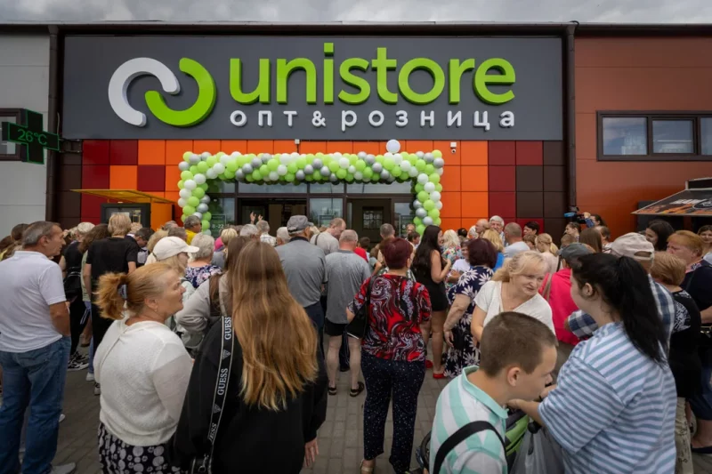 Толпа из 1000 человек собралась на открытие магазина на Ольшанке