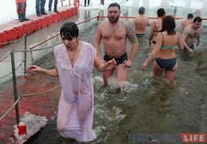 Накануне Крещения священники освятили в Поречье 15 тысяч бутылок воды Накануне Крещения священники освятили в Поречье 15 тысяч бутылок воды