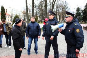 Гродненцы приходят подписаться за Тихановскую, несмотря на задержания Гродненцы приходят подписаться за Тихановскую, несмотря на задержания