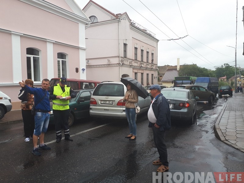 Тройное ДТП парализовало движение на Большой Троицкой Тройное ДТП парализовало движение на Большой Троицкой