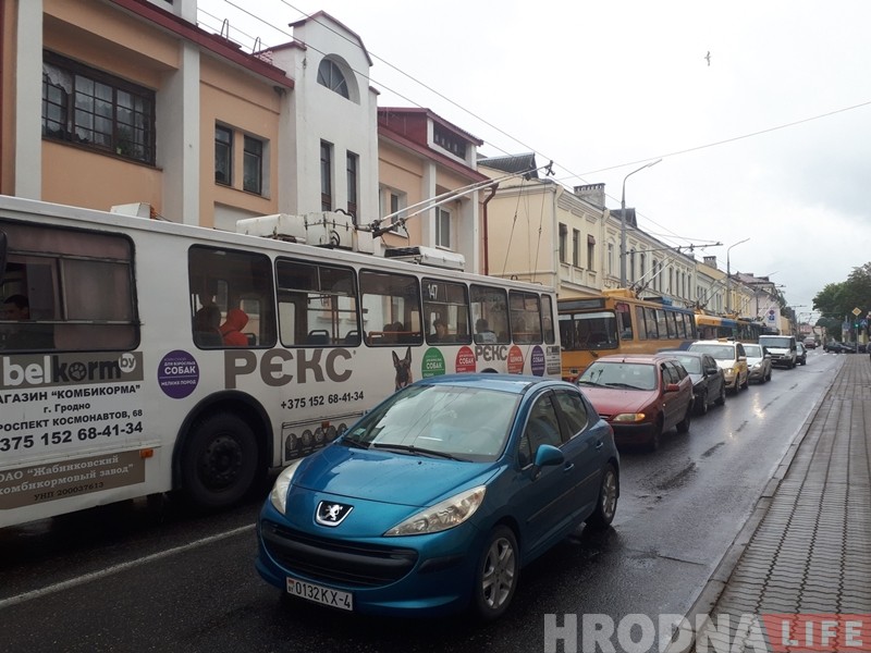 Тройное ДТП парализовало движение на Большой Троицкой Тройное ДТП парализовало движение на Большой Троицкой