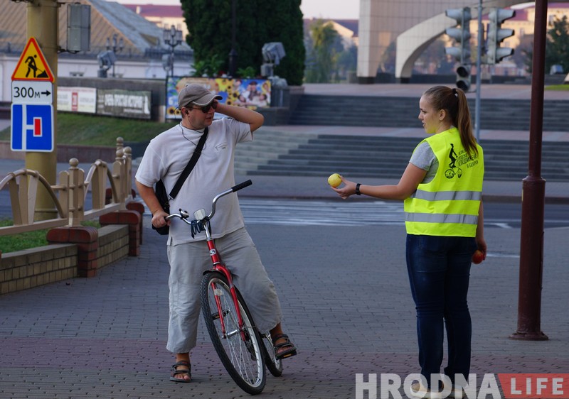 Яблоко, улыбка и хорошее настроение. 100 гродненцев на велосипедах получили утренние подарки от ВелоГродно Яблоко, улыбка и хорошее настроение. 100 гродненцев на велосипедах получили утренние подарки от ВелоГродно