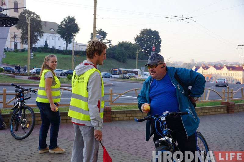Яблоко, улыбка и хорошее настроение. 100 гродненцев на велосипедах получили утренние подарки от ВелоГродно Яблоко, улыбка и хорошее настроение. 100 гродненцев на велосипедах получили утренние подарки от ВелоГродно