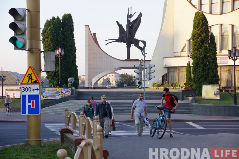Яблоко, улыбка и хорошее настроение. 100 гродненцев на велосипедах получили утренние подарки от ВелоГродно Яблоко, улыбка и хорошее настроение. 100 гродненцев на велосипедах получили утренние подарки от ВелоГродно
