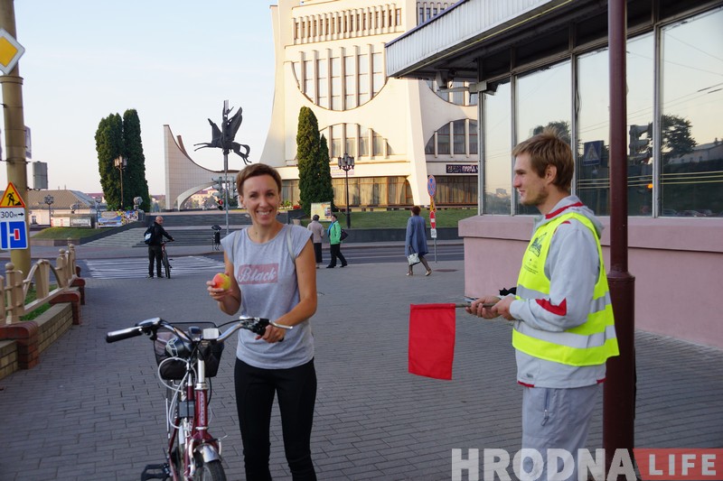Яблоко, улыбка и хорошее настроение. 100 гродненцев на велосипедах получили утренние подарки от ВелоГродно Яблоко, улыбка и хорошее настроение. 100 гродненцев на велосипедах получили утренние подарки от ВелоГродно
