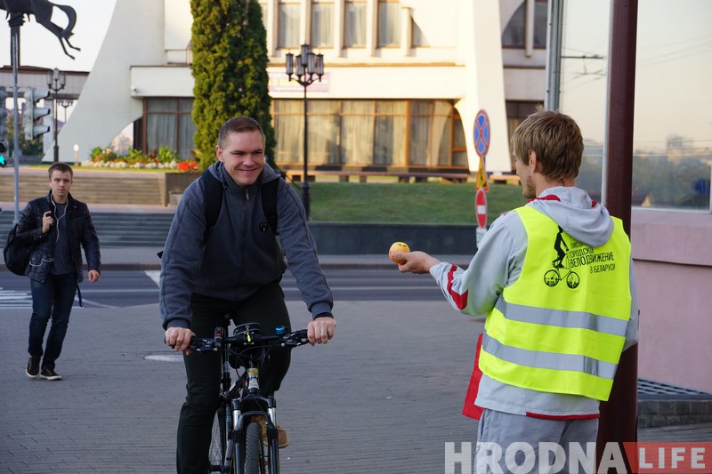 Яблоко, улыбка и хорошее настроение. 100 гродненцев на велосипедах получили утренние подарки от ВелоГродно Яблоко, улыбка и хорошее настроение. 100 гродненцев на велосипедах получили утренние подарки от ВелоГродно
