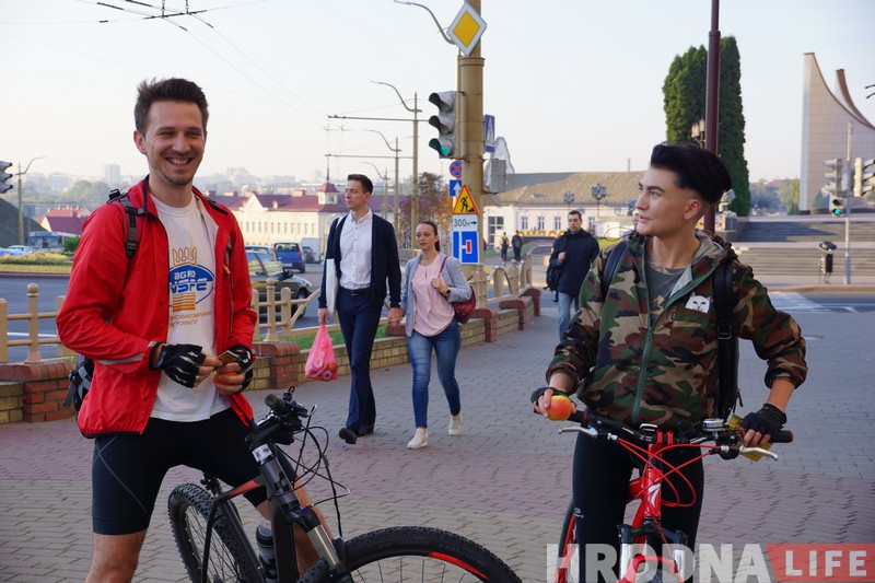 Яблоко, улыбка и хорошее настроение. 100 гродненцев на велосипедах получили утренние подарки от ВелоГродно Яблоко, улыбка и хорошее настроение. 100 гродненцев на велосипедах получили утренние подарки от ВелоГродно