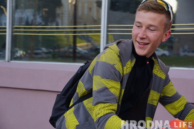 Яблоко, улыбка и хорошее настроение. 100 гродненцев на велосипедах получили утренние подарки от ВелоГродно Яблоко, улыбка и хорошее настроение. 100 гродненцев на велосипедах получили утренние подарки от ВелоГродно