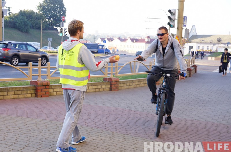 Яблоко, улыбка и хорошее настроение. 100 гродненцев на велосипедах получили утренние подарки от ВелоГродно Яблоко, улыбка и хорошее настроение. 100 гродненцев на велосипедах получили утренние подарки от ВелоГродно