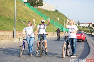 Яблоко, улыбка и хорошее настроение. 100 гродненцев на велосипедах получили утренние подарки от ВелоГродно Яблоко, улыбка и хорошее настроение. 100 гродненцев на велосипедах получили утренние подарки от ВелоГродно