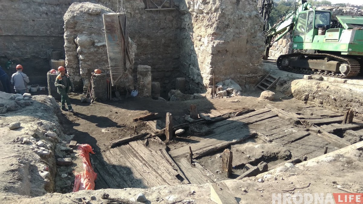 Дом горожан 14 века нашли на раскопках Старого замка в Гродно Дом горожан 14 века нашли на раскопках Старого замка в Гродно