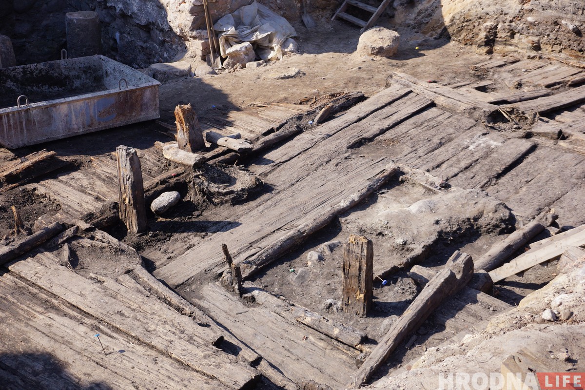 Дом горожан 14 века нашли на раскопках Старого замка в Гродно Дом горожан 14 века нашли на раскопках Старого замка в Гродно