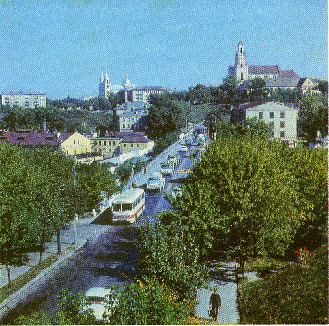 По Старому мосту ехалась по зелёному туннелю. Снимок 1976 г.