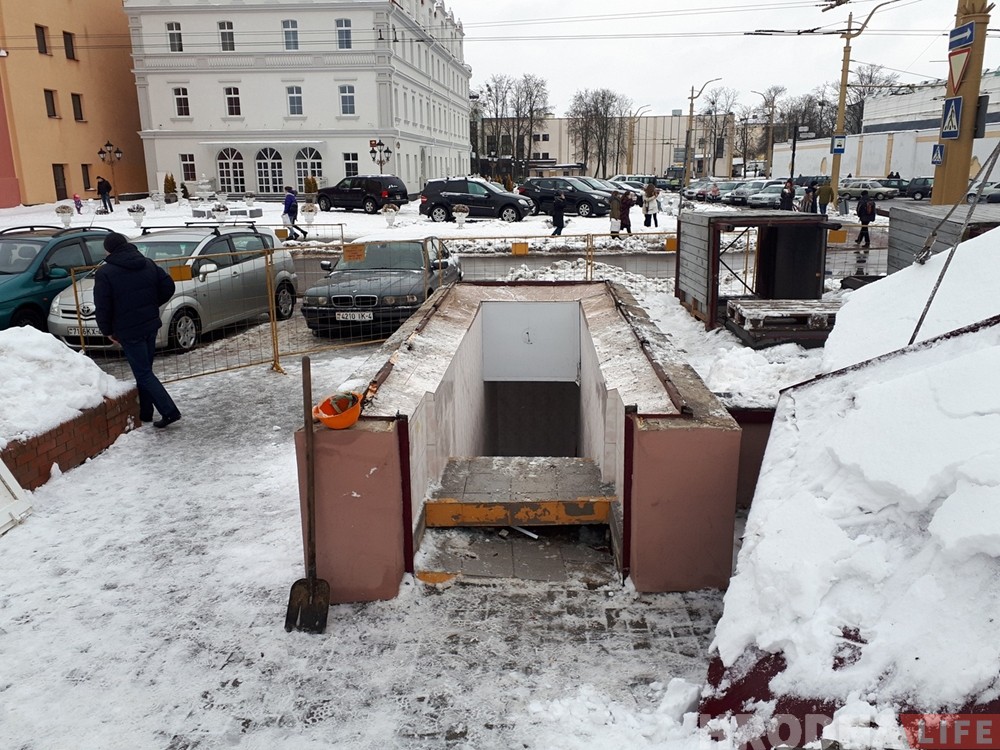 Знаменитый туалет-"метро" на Советской площади в Гродно снесли Знаменитый туалет-"метро" на Советской площади в Гродно снесли