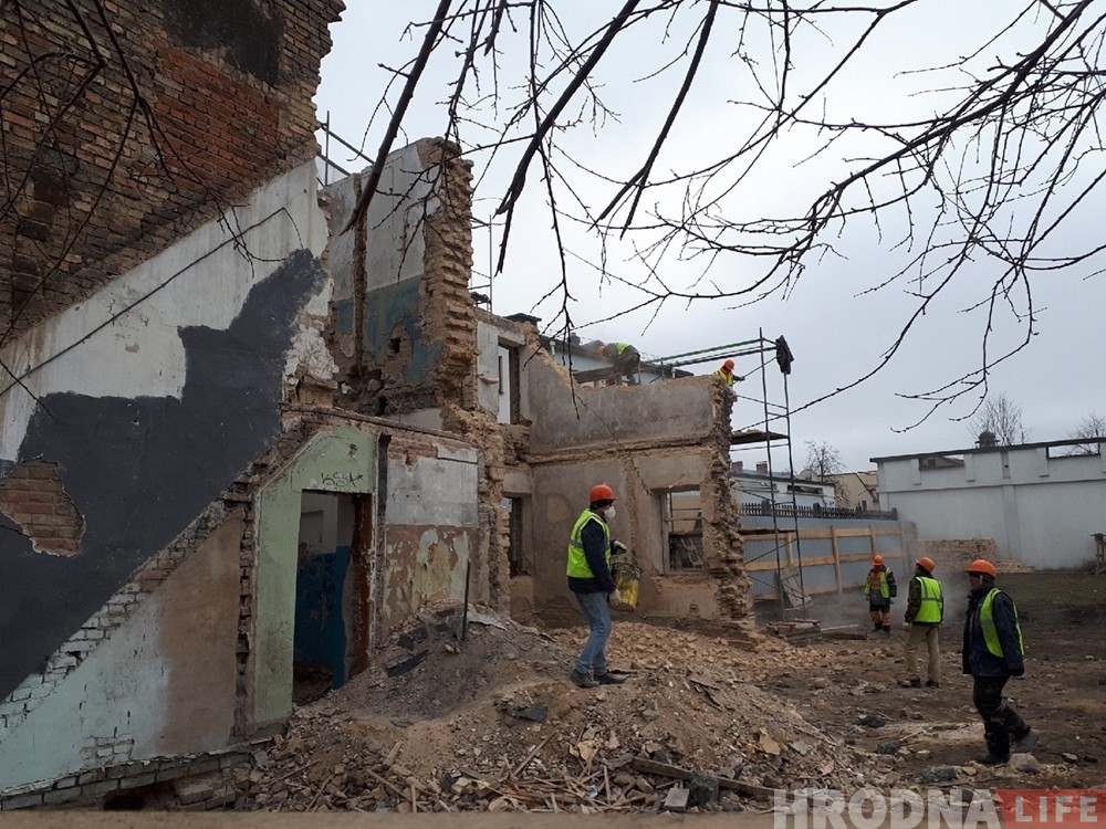 «Кривой дом» на Троицкой перестроят до неузнаваемости. И, возможно, уничтожат фундаменты еще семи старых зданий «Кривой дом» на Троицкой перестроят до неузнаваемости. И, возможно, уничтожат фундаменты еще семи старых зданий