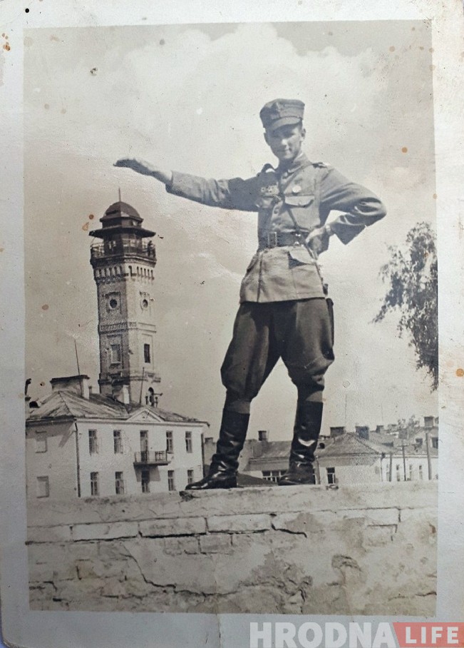 Снимок на фоне каланчи в 1944: монтаж или оригинальная задумка фотографа? Снимок на фоне каланчи в 1944: монтаж или оригинальная задумка фотографа?