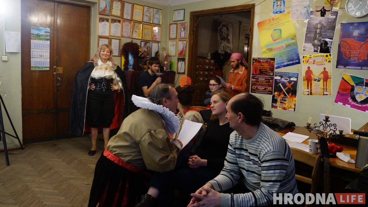 “Поставить можно и телефонный справочник". Сергей Бочков рассказал про 10 лет народного театра "Бочонок" “Поставить можно и телефонный справочник". Сергей Бочков рассказал про 10 лет народного театра "Бочонок"