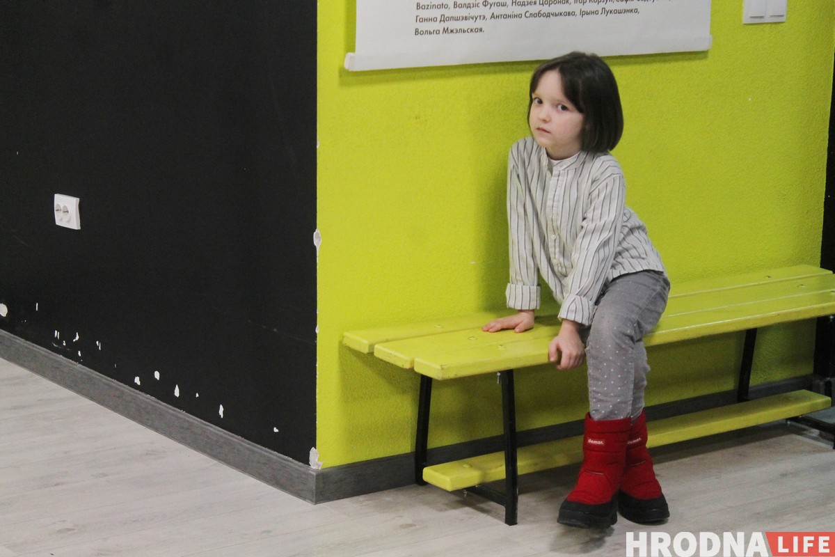 “Лес дзяўчыны”. В Гродно открылась выставка с произведениями, которые можно уничтожать “Лес дзяўчыны”. В Гродно открылась выставка с произведениями, которые можно уничтожать