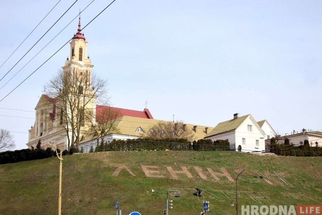 "Требуем отменить". Гродненцы собирают подписи против "живых" надписей на склонах Немана