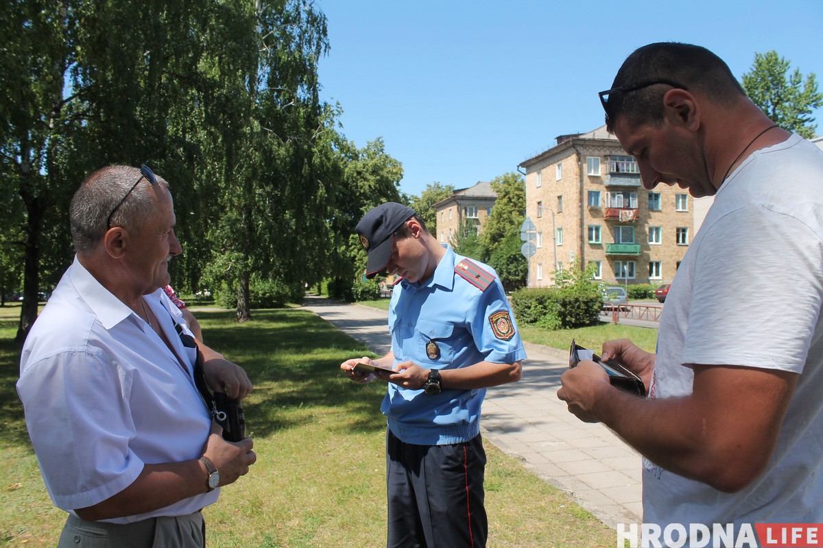Гродненец поставил палатку перед администрацией района и собрался там жить. Ему предложили другое жилье Гродненец поставил палатку перед администрацией района и собрался там жить. Ему предложили другое жилье