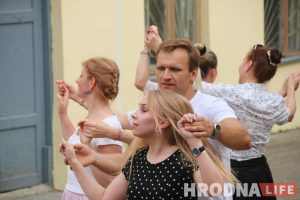 Пожилые гродненцы открыли сезон танцев на свежем воздухе Пожилые гродненцы открыли сезон танцев на свежем воздухе