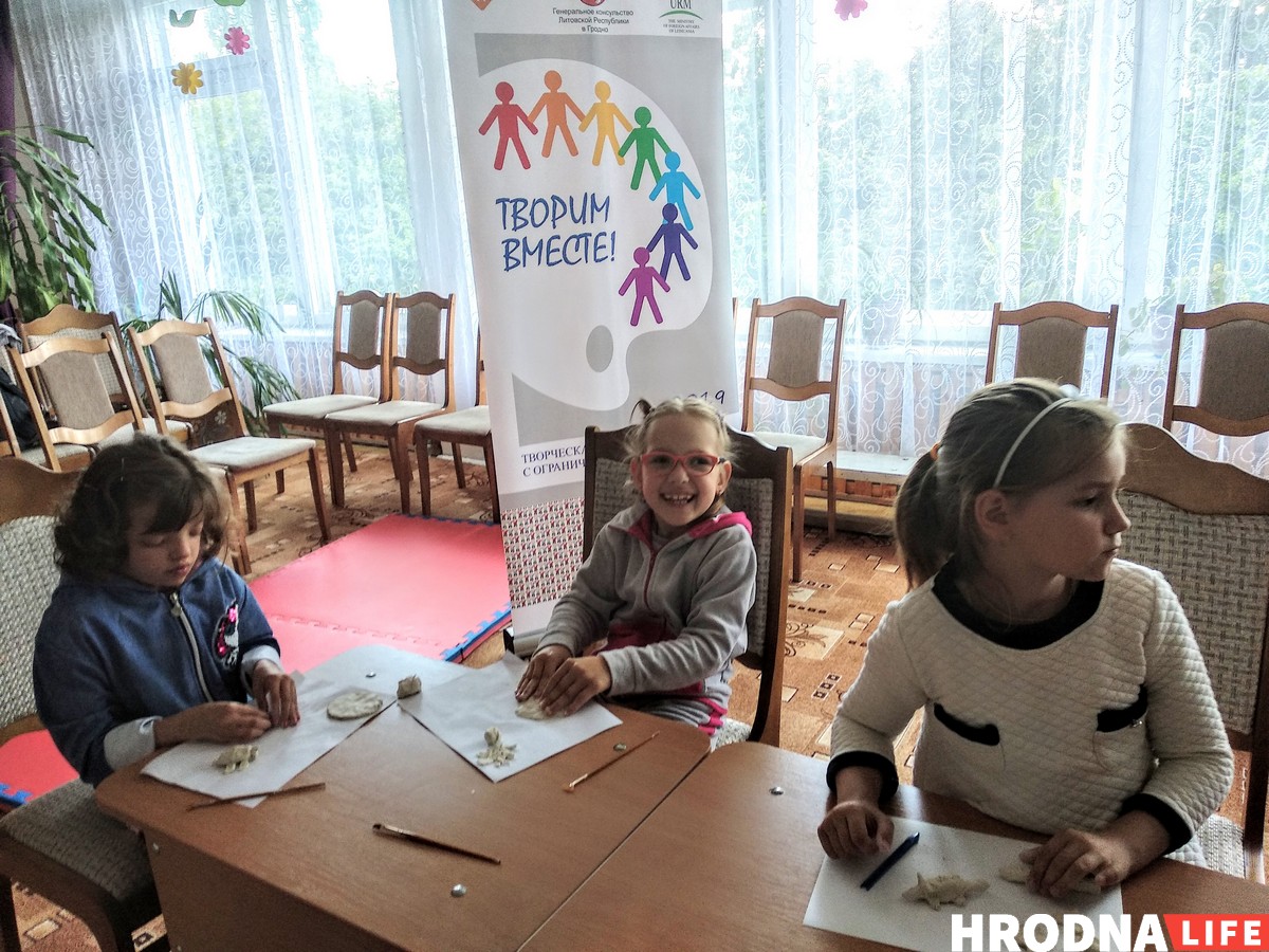 «Мама любит солнышко, папа – черные сердечки»… Гродненский художник второй год летом проводит занятия с особенными детьми «Мама любит солнышко, папа – черные сердечки»… Гродненский художник второй год летом проводит занятия с особенными детьми