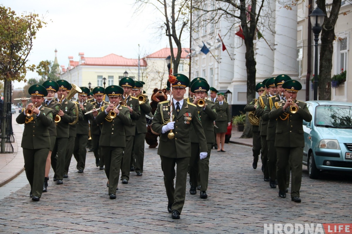 С медведем и мировыми хитами: в центре Гродно прошел парад оркестров С медведем и мировыми хитами: в центре Гродно прошел парад оркестров