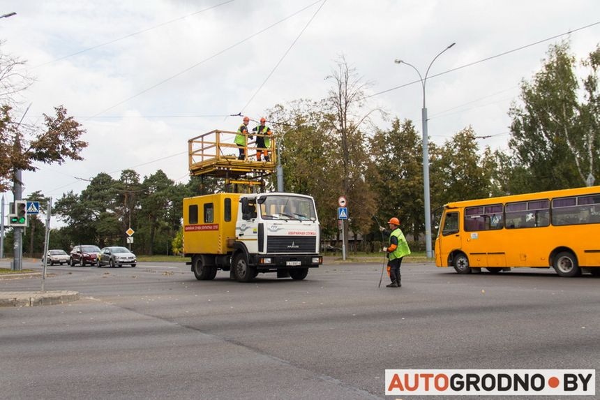 "МАЗ" оборвал троллейбусную сеть. Пострадала пенсионерка оборвали сеть