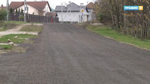 В Погоранах жильцы сами скинулись на дорогу - в бюджете нет денег В Погоранах жильцы сами скинулись на дорогу - в бюджете нет денег