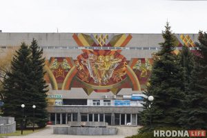 “Чемодан с окнами”. В центре Гродно продают старинный дом за почти 620 тысяч рублей: что с ним можно сделать мозаика панно