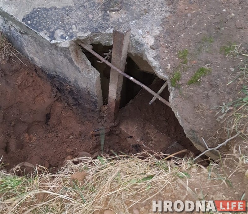 Сантэхнік і валанцёры 10 гадзін ратавалі ката. Ён праваліўся ў калодзеж закінутай цеплатрасы
