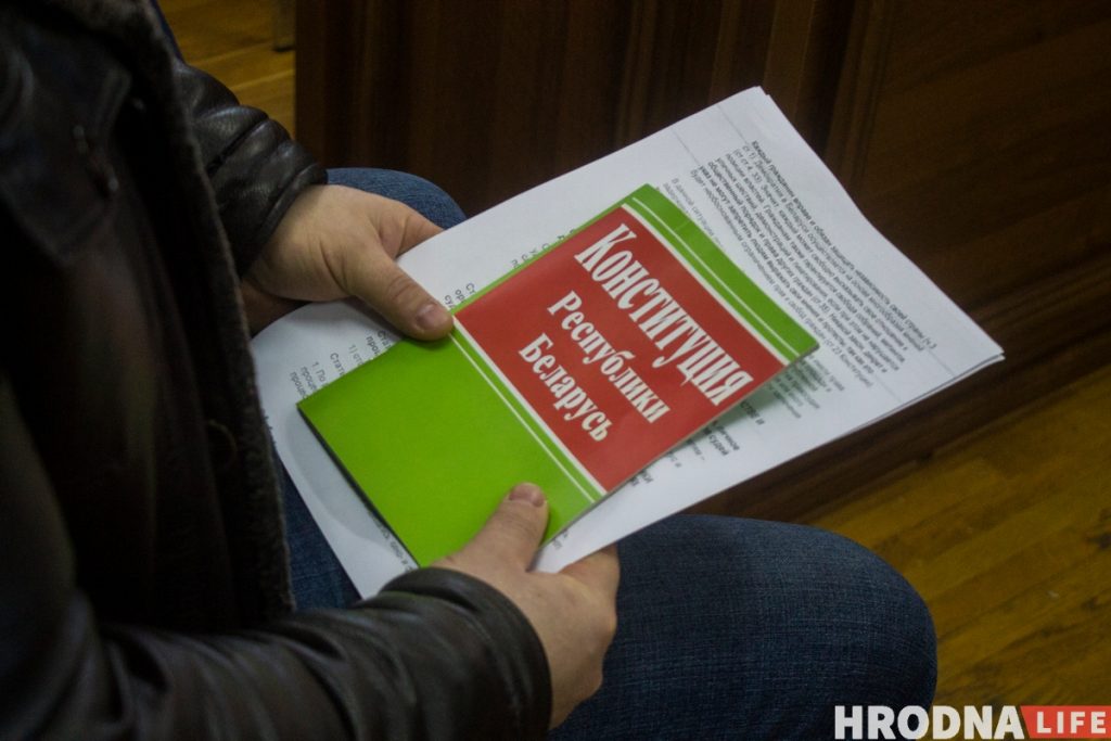 «Снимают в ютубах и вайберах». Судья высказался про видеосъемку в суде