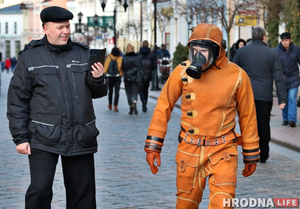 Фотофакт: По Гродно гулял мужчина в защитном костюме 