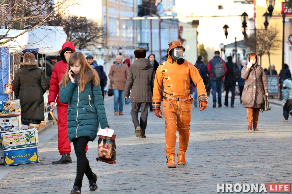 Фотофакт: По Гродно гулял мужчина в защитном костюме