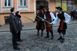 Гродненец на Советской подрался на шпагах и позвал девушку замуж (ВИДЕО)