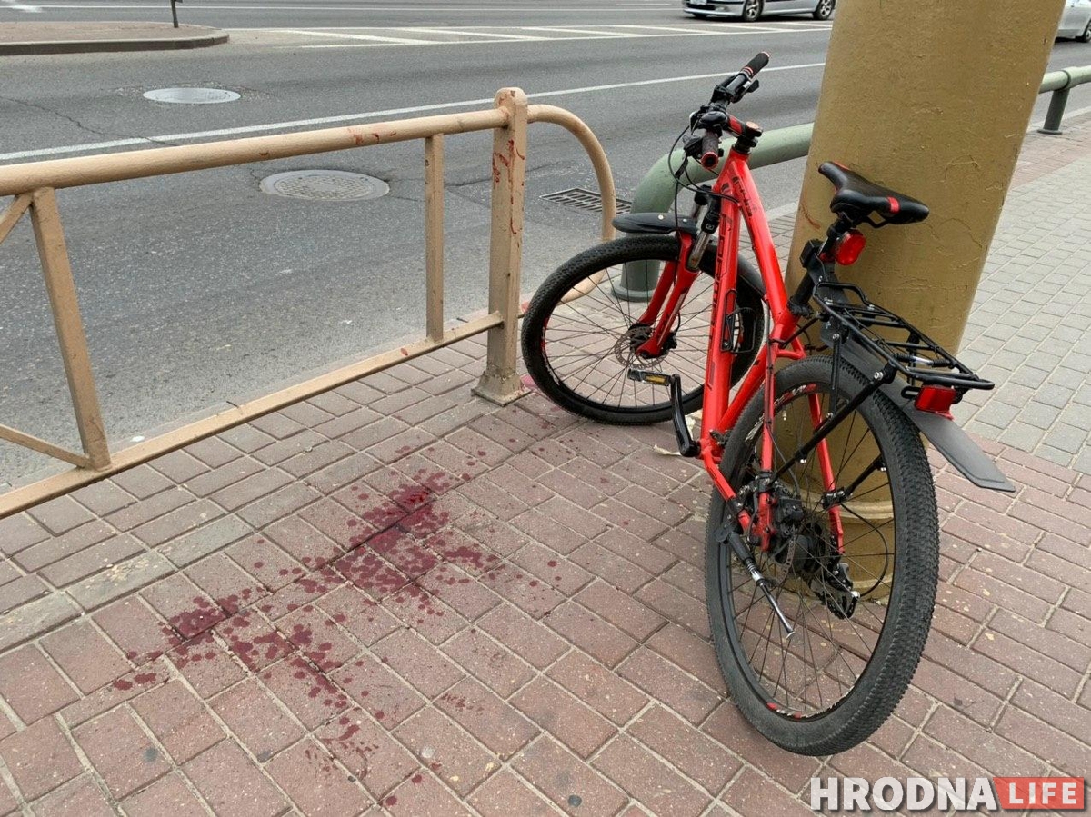 Каля Старога моста сур'ёзна пацярпеў веласіпедыст. Ён стукнуўся аб слуп і ўпаў