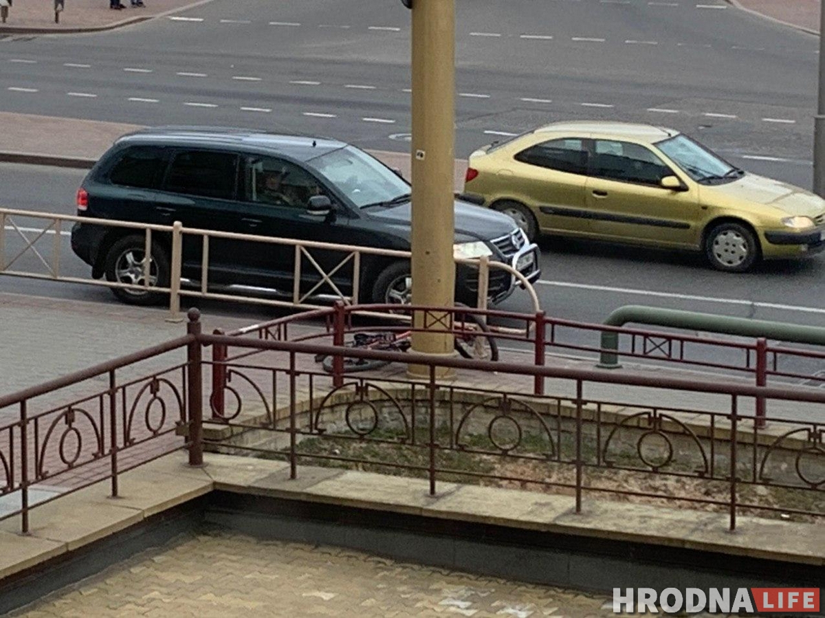 Каля Старога моста сур'ёзна пацярпеў веласіпедыст. Ён стукнуўся аб слуп і ўпаў
