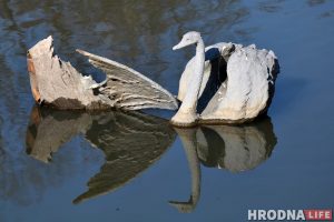 Бронзовый лебедь в Городничанке снова "нырнул". Может, пора сменить место?