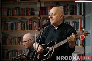 У Гародні дождж (зачеркнуто) коронавірус. Виктор Шалкевич дал концерт онлайн