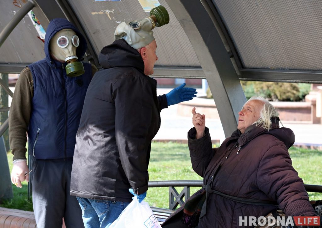 "Хочаш здохнуць?!" У Гродне актывісты расклеілі правакацыйныя ўлёткі пра каранавірус
