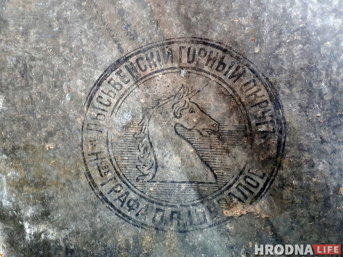 Таким железом покрывали Нотр-Дам: на крыше дома в Гродно нашли старинное клеймо