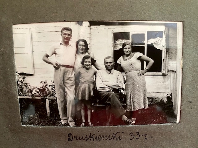 "Бабушка перед смертью сказала, что она еврейка". В Париже нашли письма из Гродно 1930-40-х