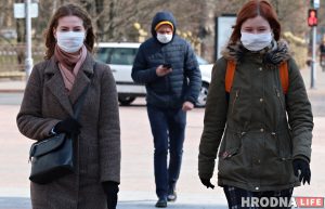 ФОТО: На улицах Гродно появилось много людей в масках