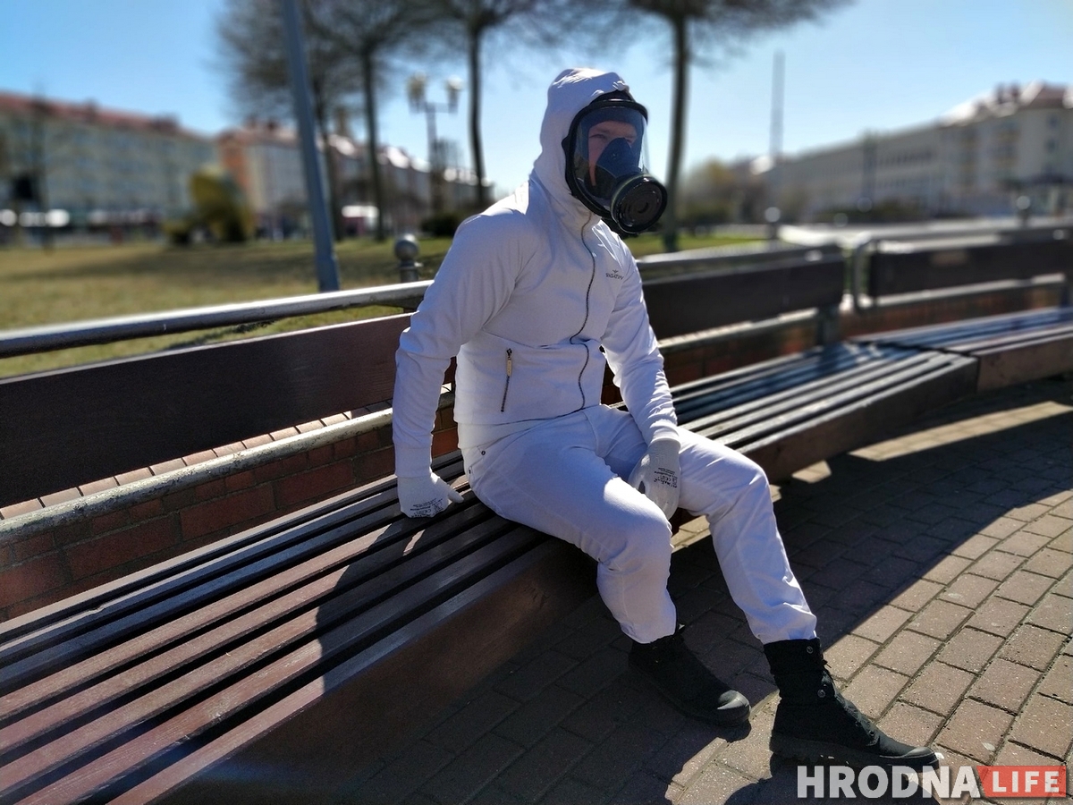 «Я давно был готов». Почему гродненец ходит по городу в противогазе «Я давно был готов». Почему гродненец ходит по городу в противогазе