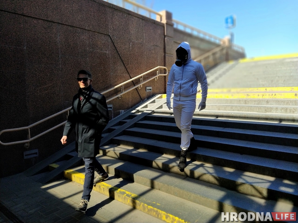 «Я давно был готов». Почему гродненец ходит по городу в противогазе «Я давно был готов». Почему гродненец ходит по городу в противогазе