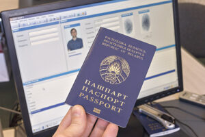 Коронавирус мешает выпуску биометрических паспортов для белорусов. Какими они будут