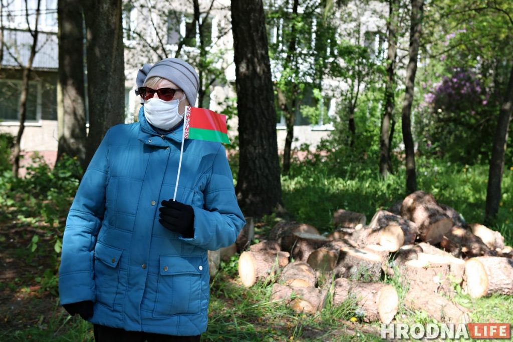 «Гэта наш раён і нашы дрэвы». Жыхары Горкага незадаволеныя высечкай у двары