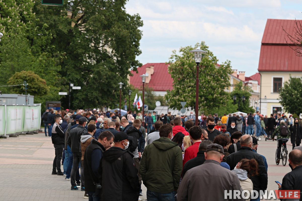 В Гродно сотни людей пришли на пикеты противников Лукашенко